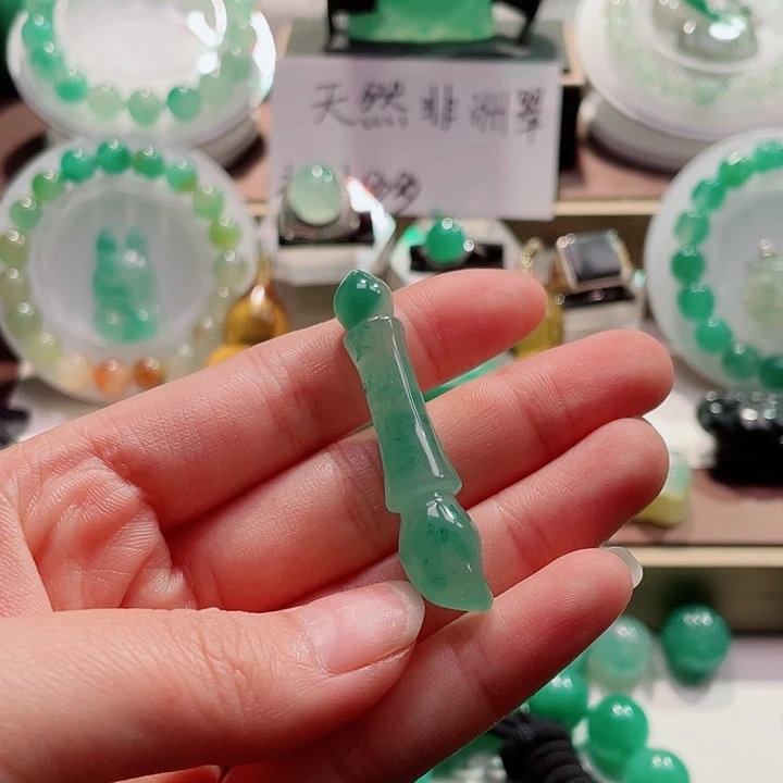 石英质玉未镶嵌吊坠