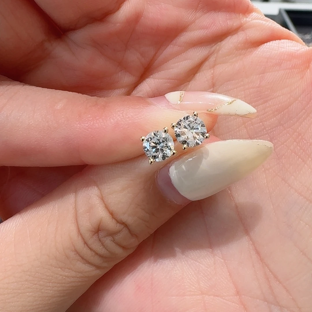 18K金镶嵌耳饰实验室培育钻石单颗50分四抓耳钉