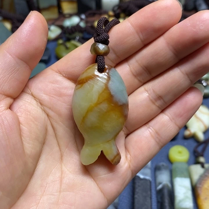 一***朵未镶嵌蛇纹石玉颈饰