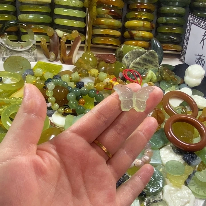 蛇纹石玉未镶嵌颈饰