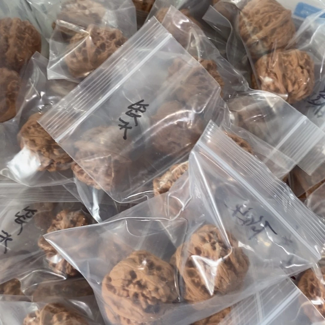 文玩核桃吊坠硕头有瑕疵