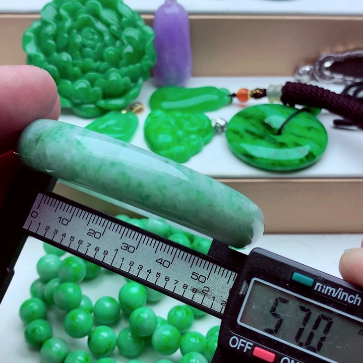 翡翠未镶嵌手镯……