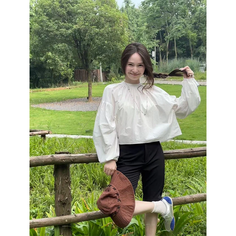 法式独特精致清爽通勤穿搭上衣高级感白色泡泡袖衬衫修身五分裤女