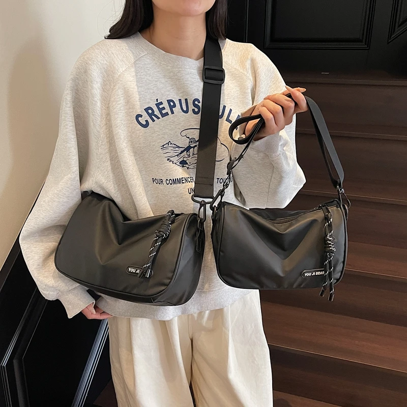 防水男女2025新款时尚休闲洋气潮酷韩版轻便单肩包百搭简约斜挎包