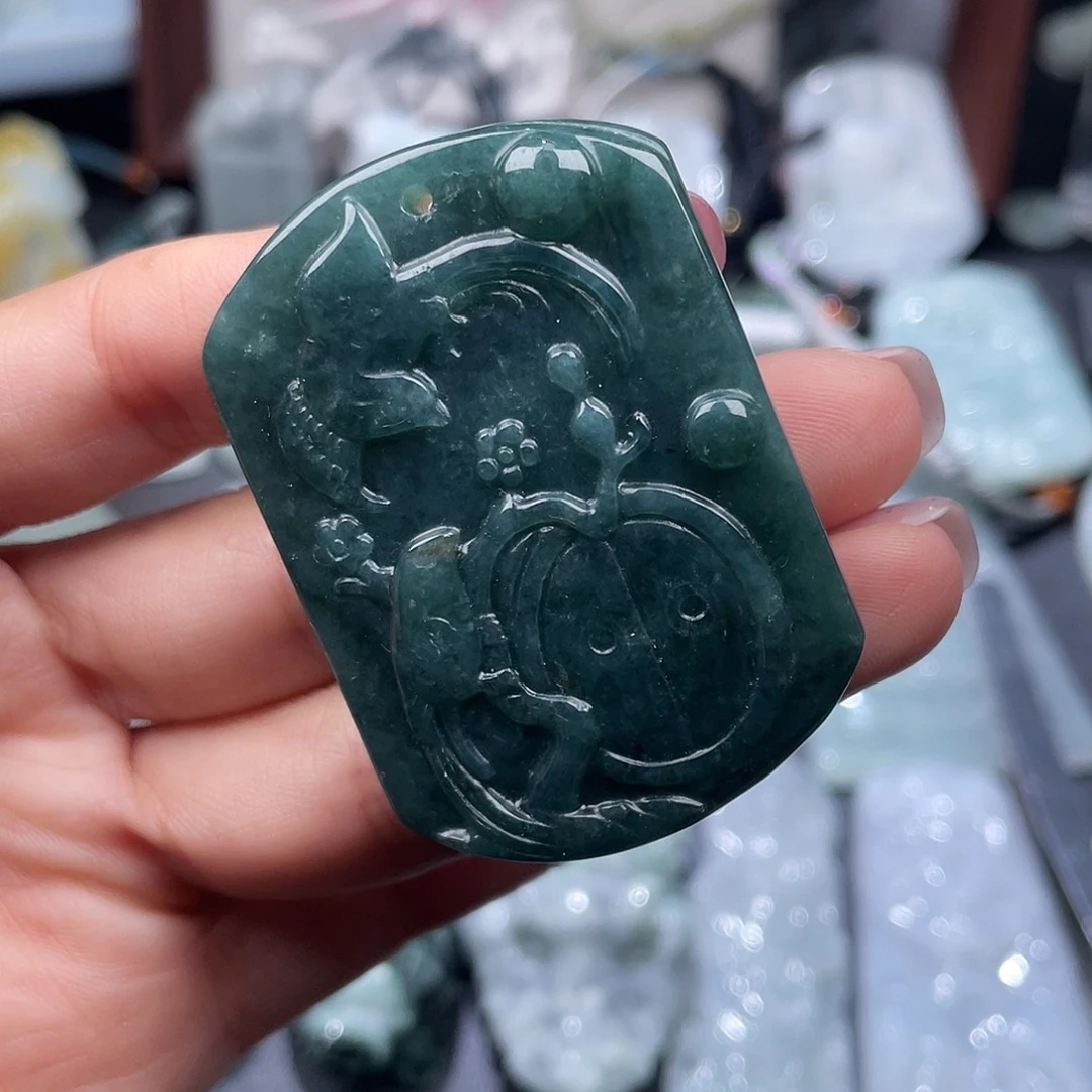 翡翠未镶嵌颈饰有瑕疵