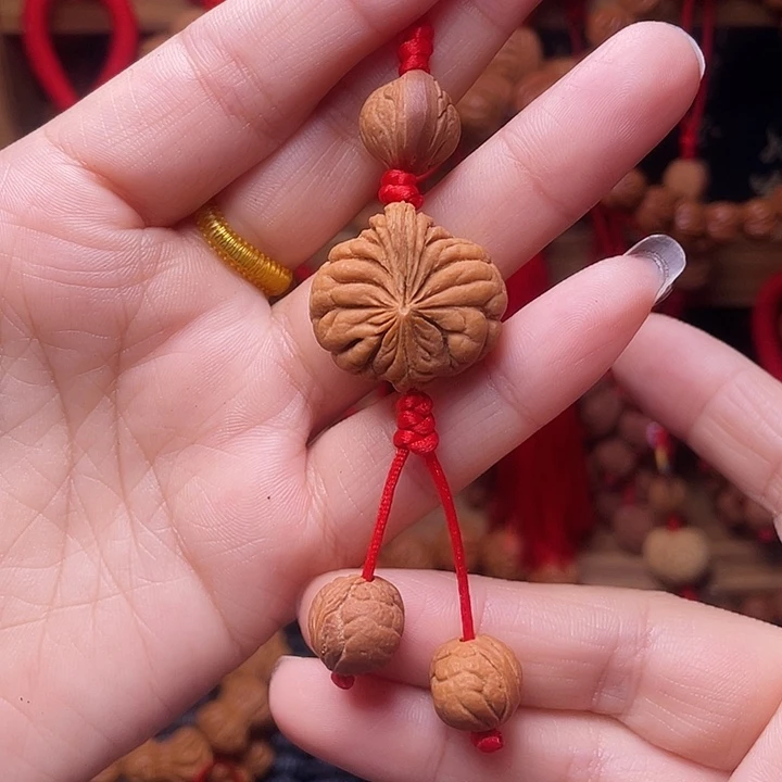 木质类龙纹桃枭挂件