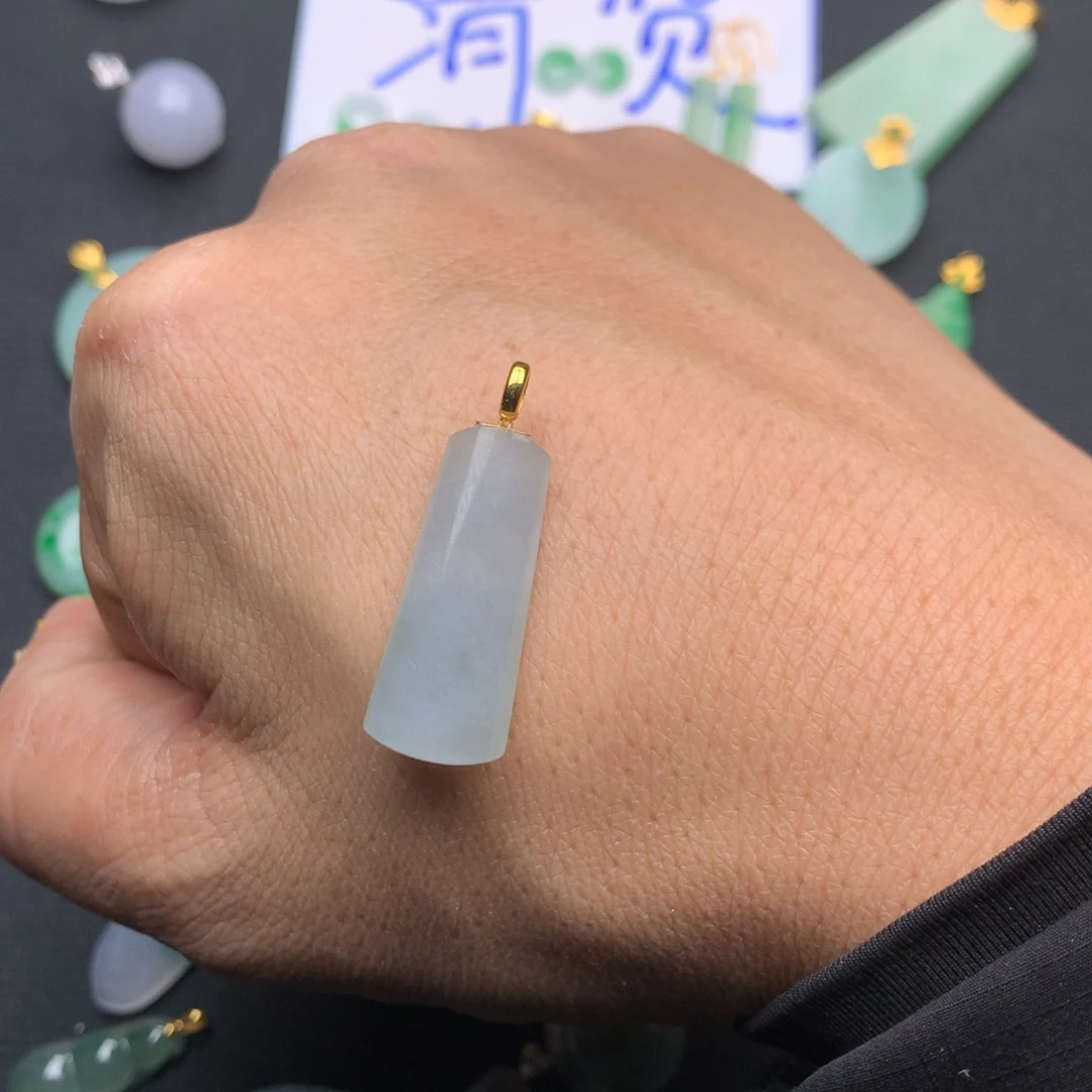 翡翠18K金镶嵌颈饰无事柱