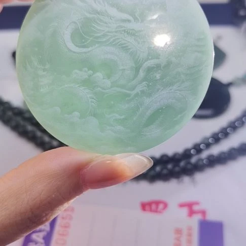 翡翠颈饰未镶嵌天然的A货翡翠