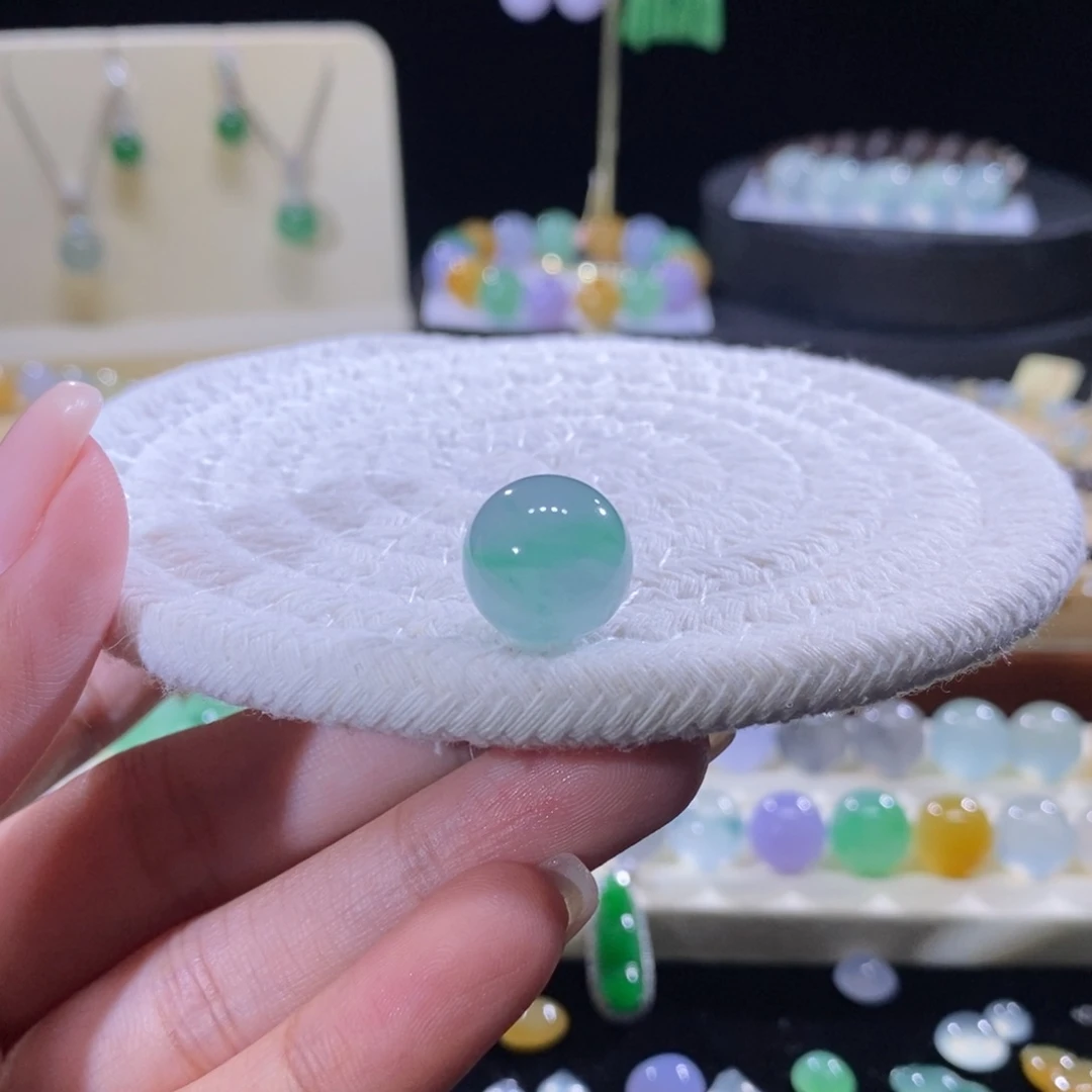 翡翠未镶嵌颈饰冰蓝底飘绿珠卡13.6