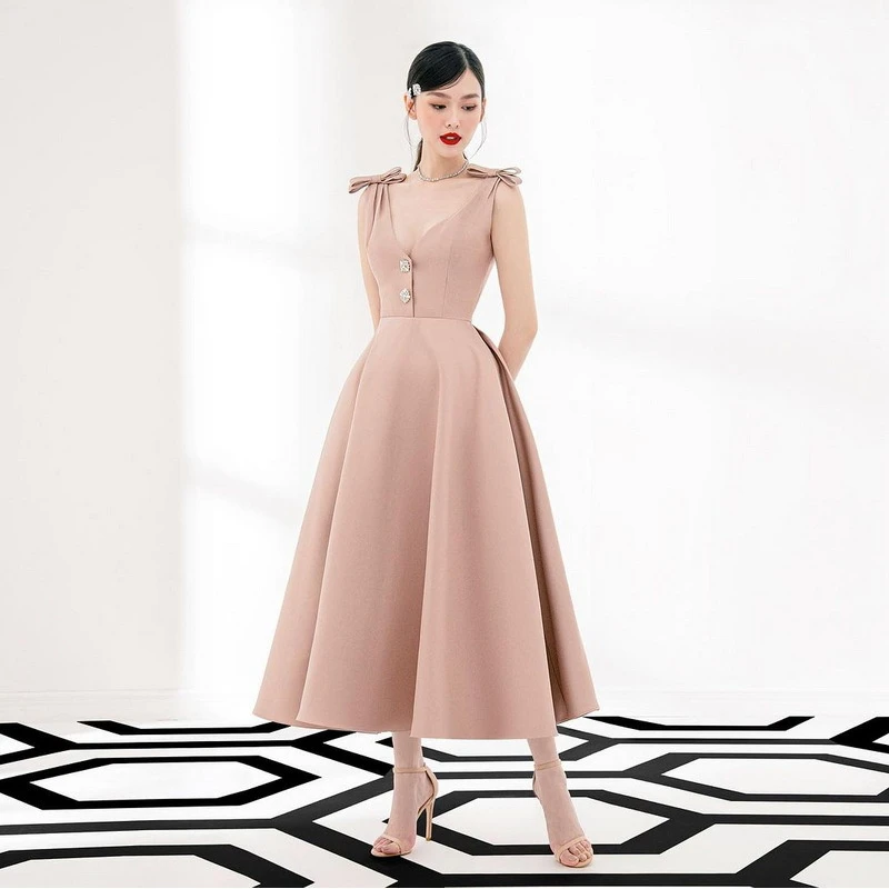 2025夏越南小众夏季新款蝴蝶结肩带性感钻扣法式缎面高腰长裙时尚