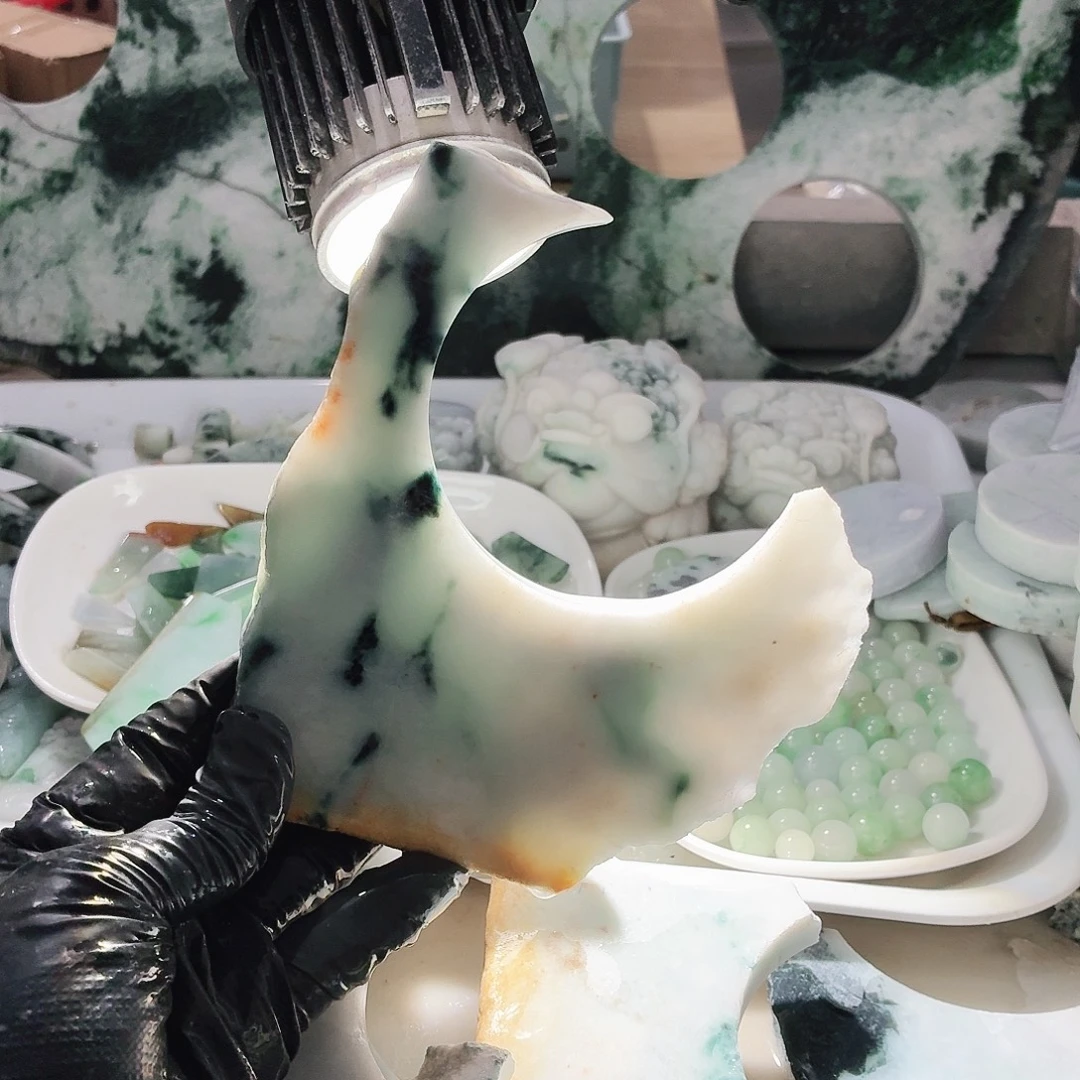 翡翠未镶嵌颈饰边角料