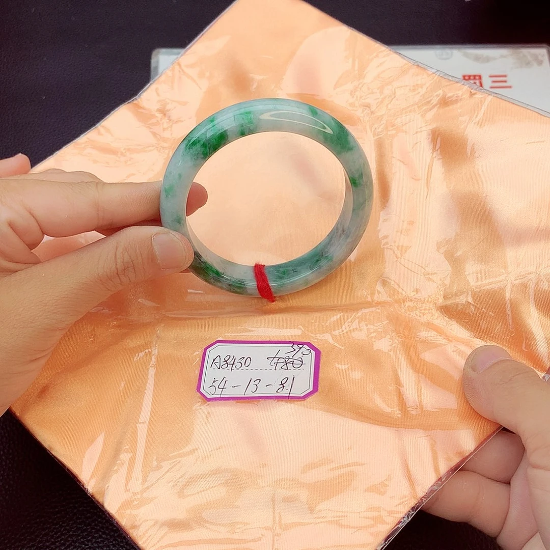 翡翠手镯未镶嵌翡翠