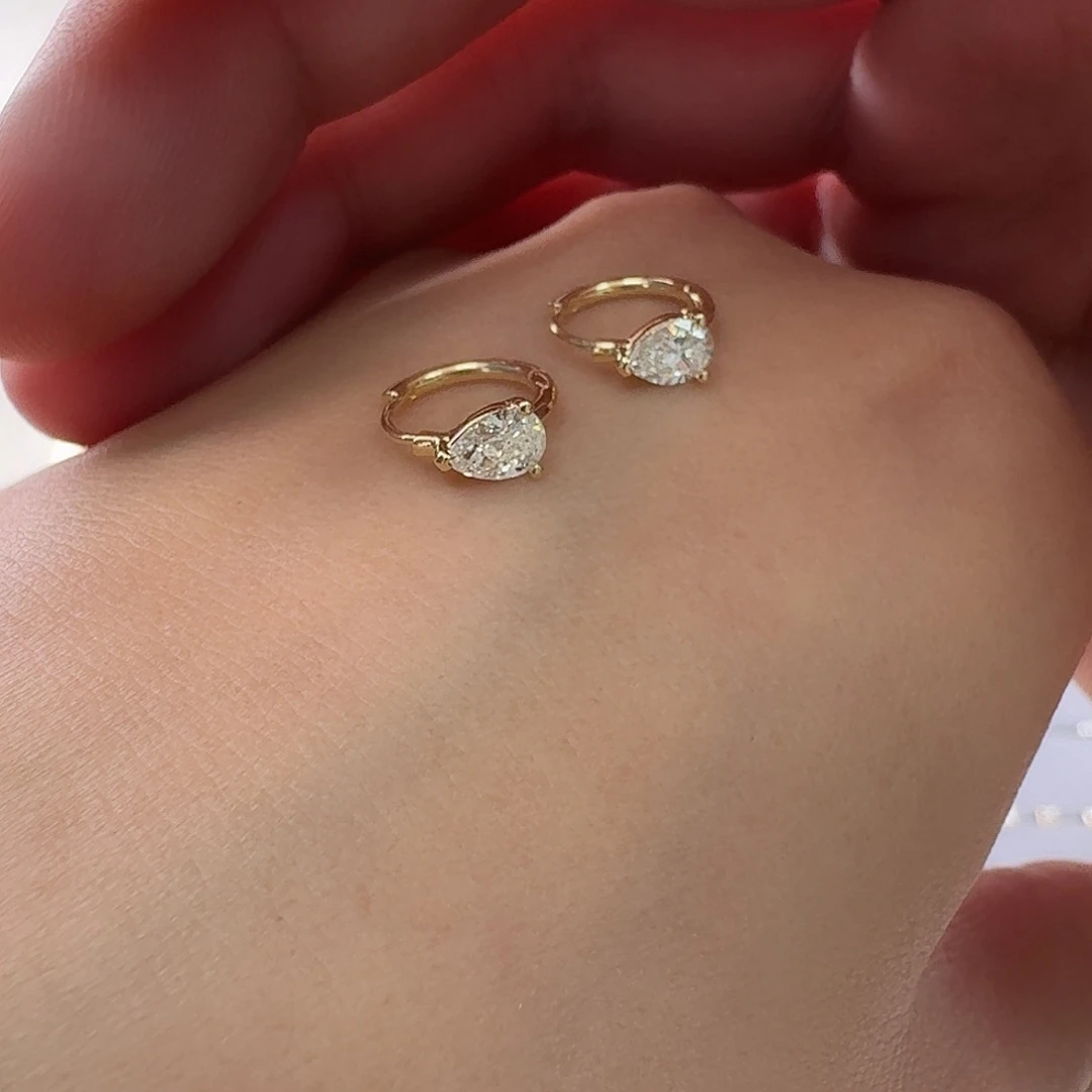 耳饰18K金镶嵌钻石D*.一对8mm水滴钻小耳包扣