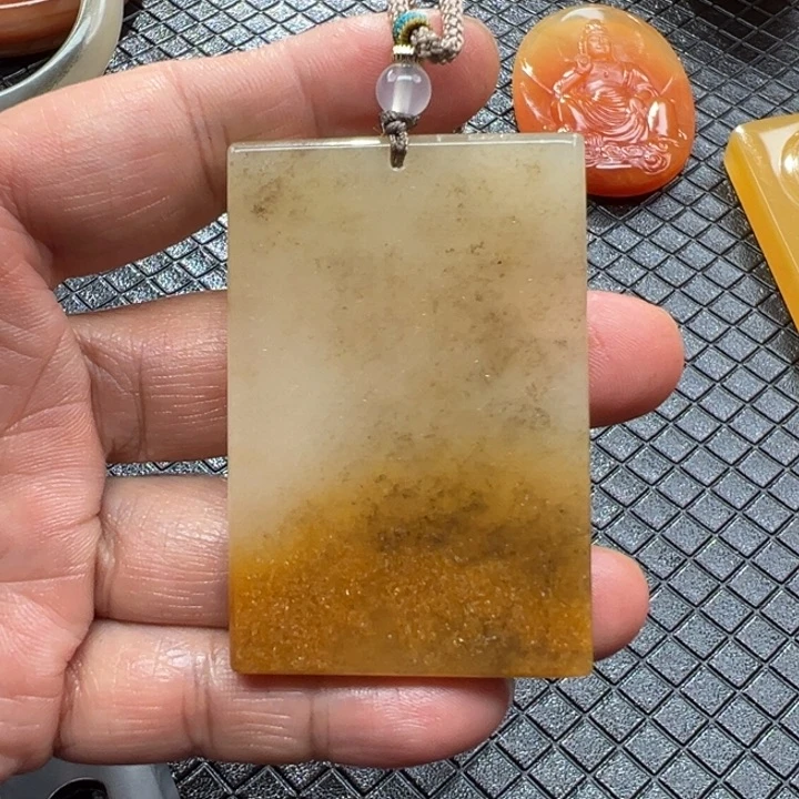 石英质玉（黄龙玉）颈饰未镶嵌