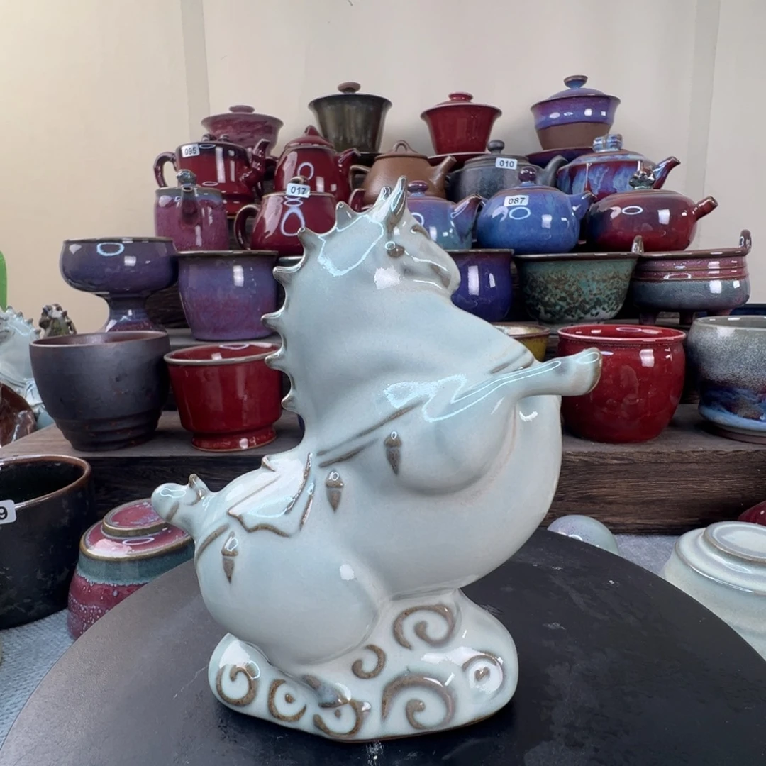 月白马踏祥云高13cm