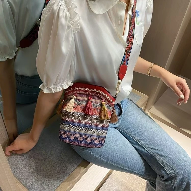 2025新款民族风单肩斜跨水桶包包女
