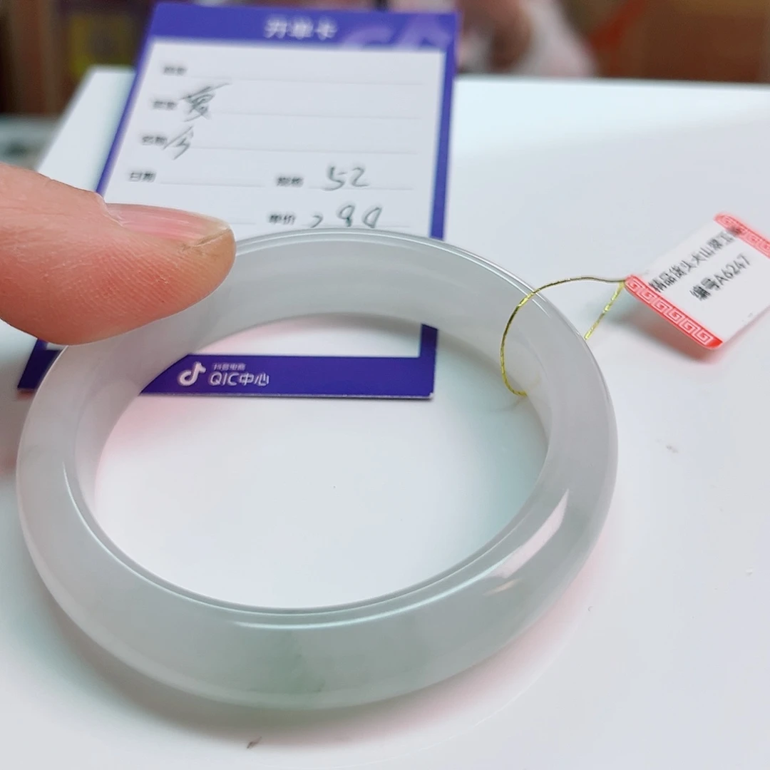 石英质玉手镯未镶嵌爱**?