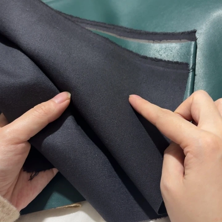 混纺墨绿色棉底皮1米。