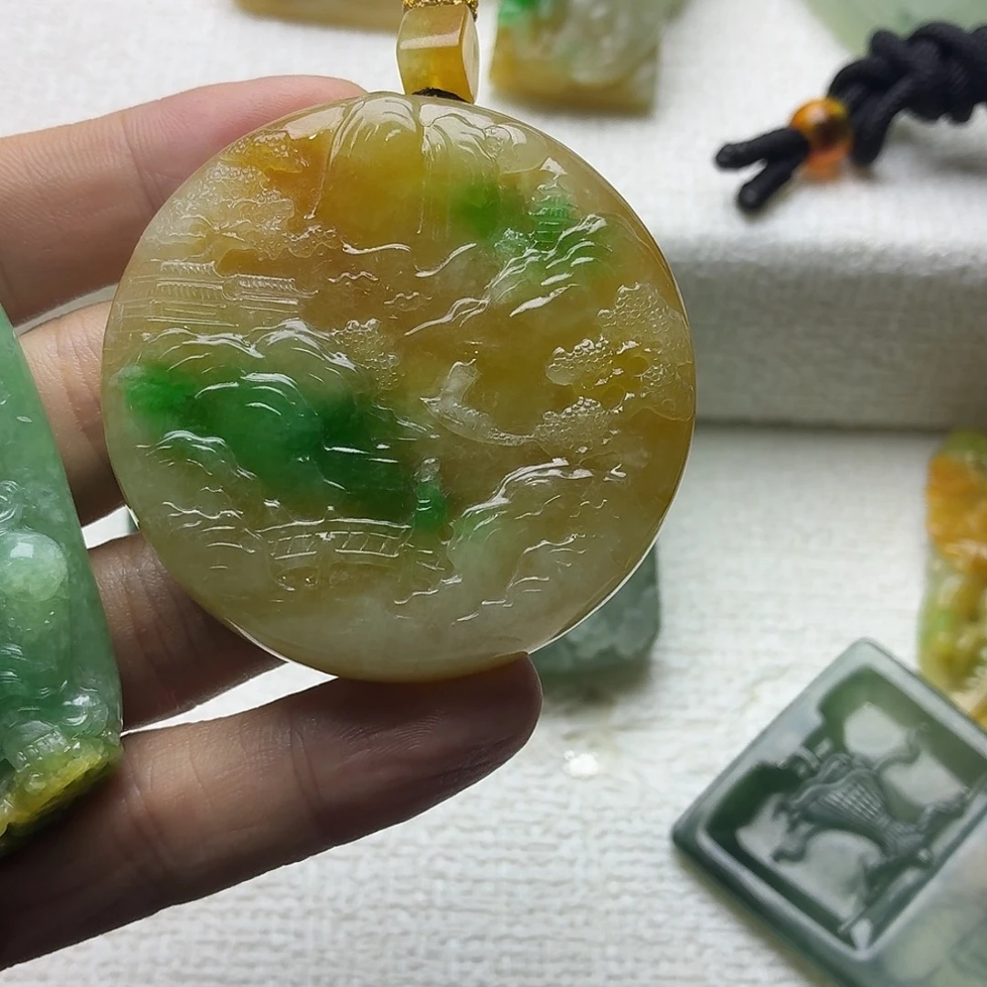 @***浩无非金属黄佳绿三色三水牌挂件一个