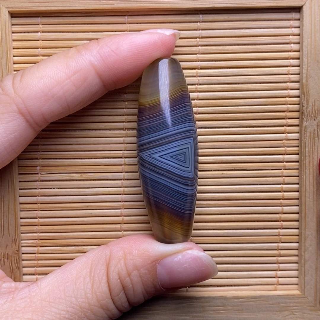 拿***生玛瑙/玉髓未镶嵌珠宝半成品