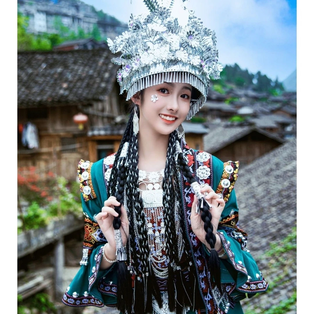 凤凰贵州云南苗族新款服饰少数民族服装旅拍摄影爆款服装裙套装。