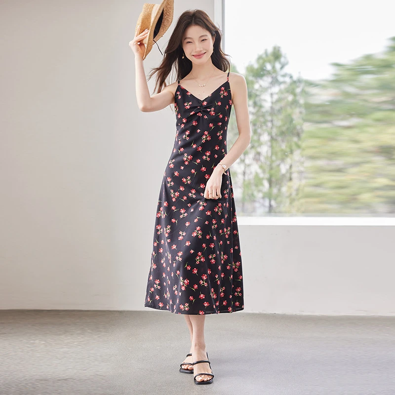 2025夏季高级感法式轻奢露背吊带连衣裙女桑蚕丝小个子气质中长裙