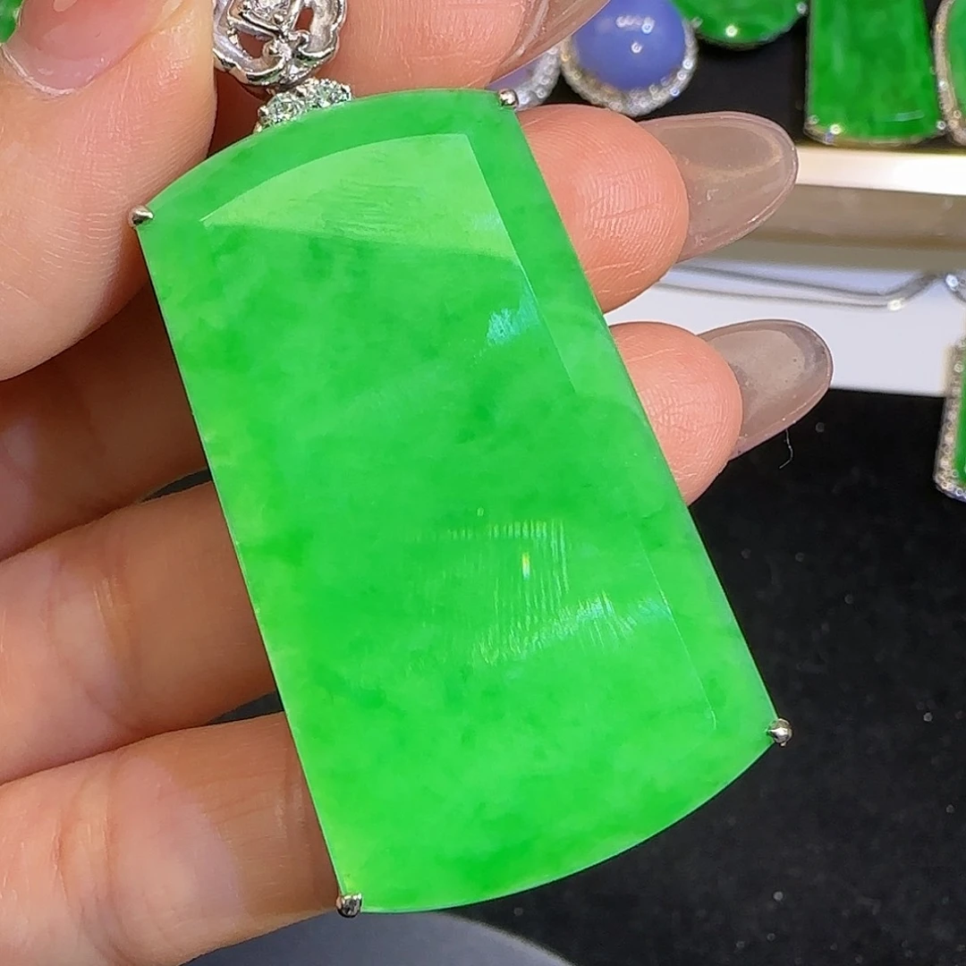 翡翠颈饰18K金镶嵌无事牌