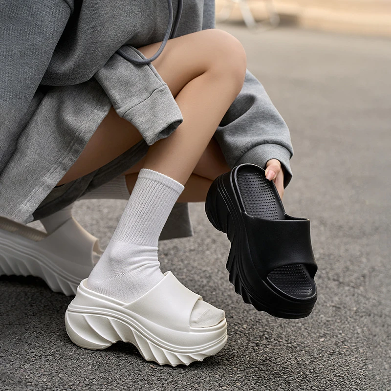 9cm增高凉拖鞋女2025春夏新款外穿防滑拖鞋室内居家不臭脚一字鞋