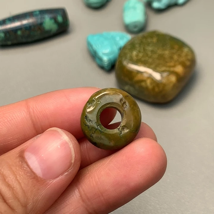 绿松石未镶嵌颈饰