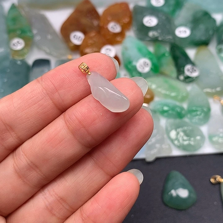 翡翠未镶嵌颈饰随型