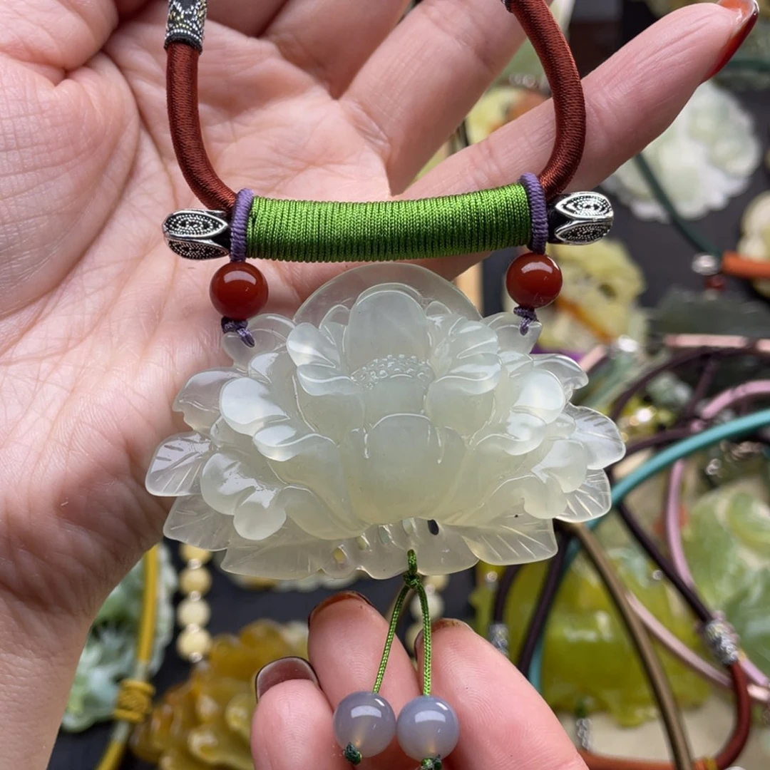 蛇纹石玉颈饰未镶嵌多**亿