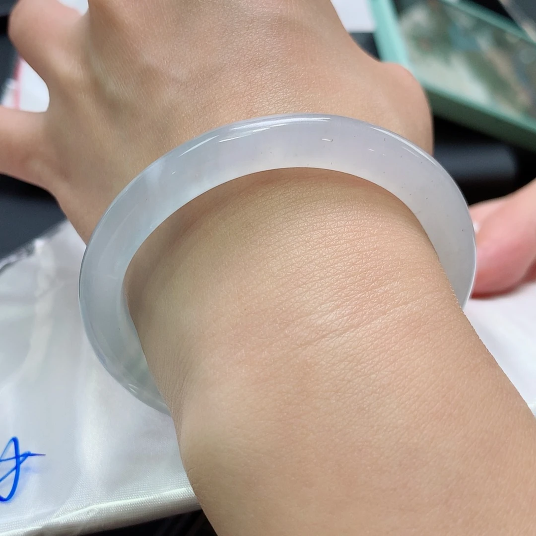 翡翠手镯未镶嵌翡翠