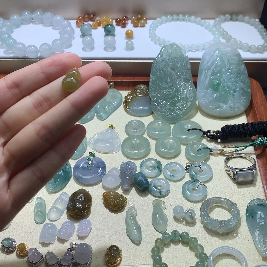 翡翠未镶嵌颈饰葫芦