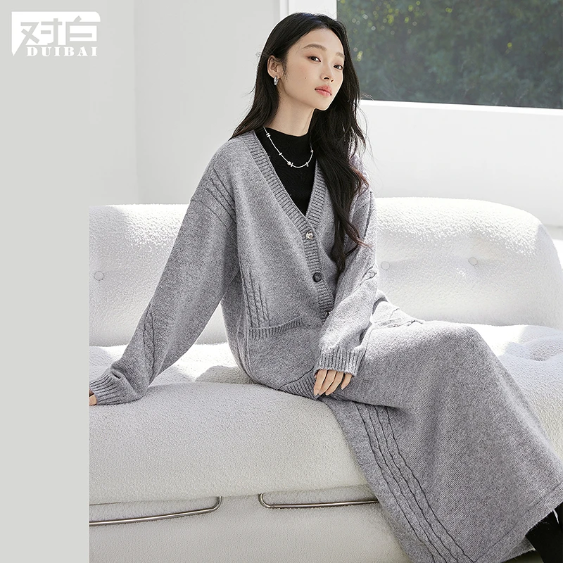 对白灰色针织开衫套装女2025冬新款V领毛衣半身裙气质慵懒两件套