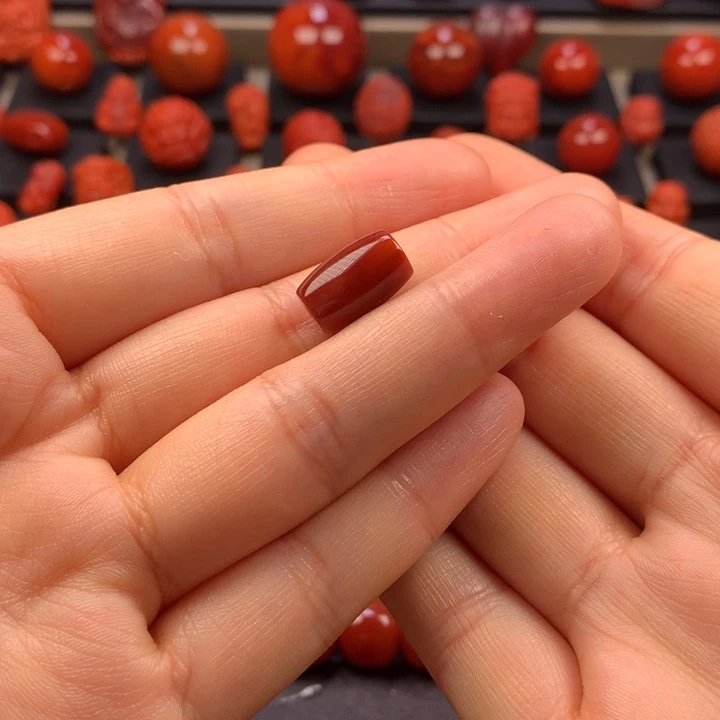 南红玛瑙未镶嵌牛血红桶珠8.4×13.4