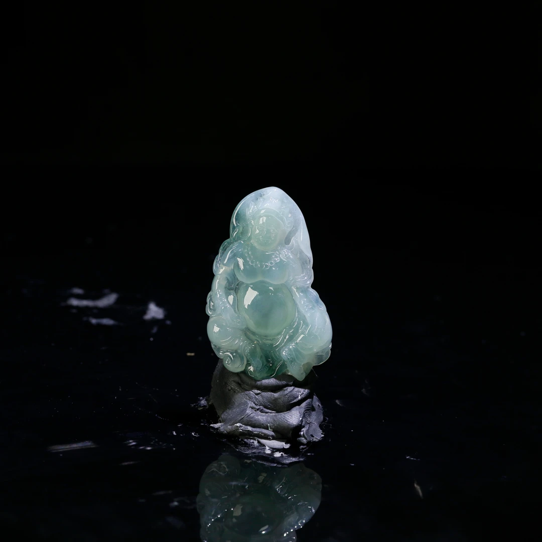 10天然缅甸翡翠A货冰绿飘花大黑天/500670北京中保拍卖