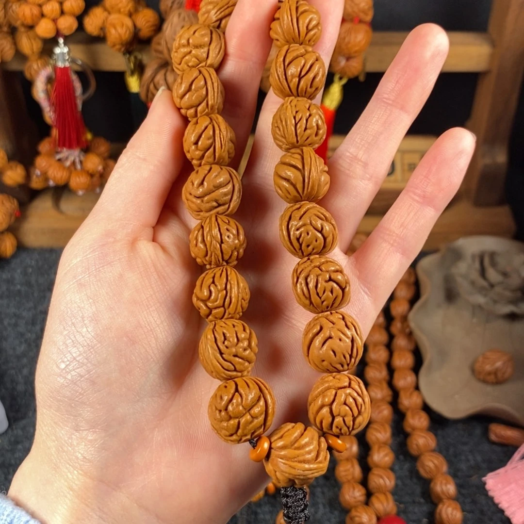 吊坠桃核桃枭手持