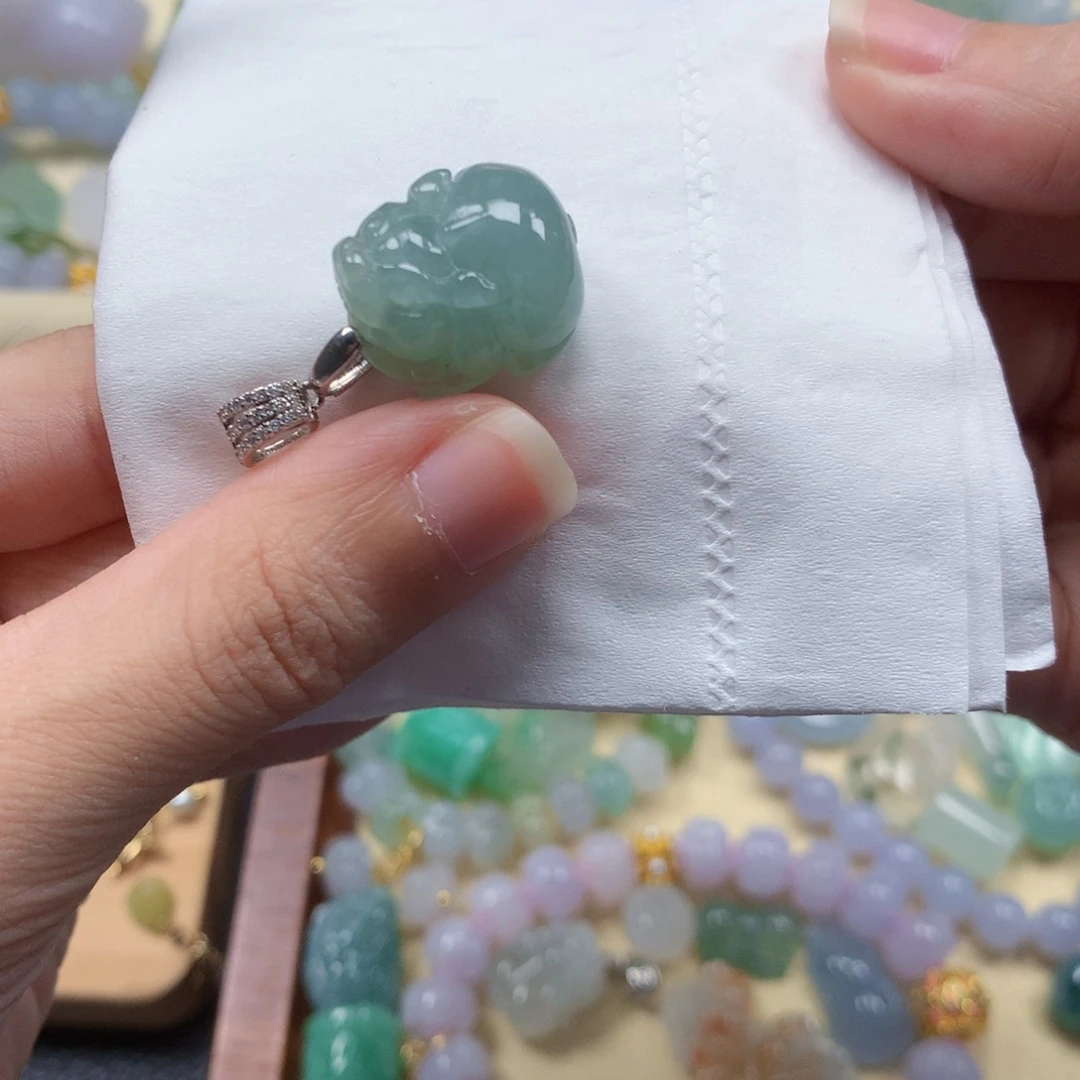 小***头翡翠未镶嵌颈饰闪