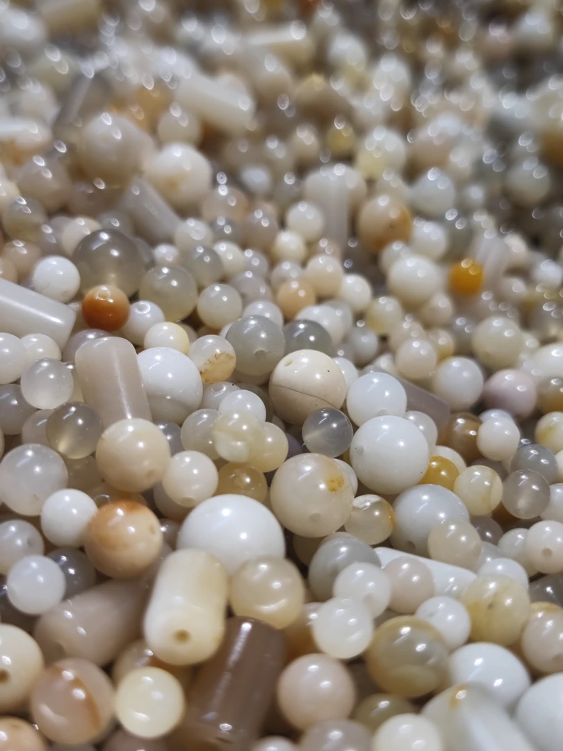 黄蜡石散珠，可以用来做一些配饰珠