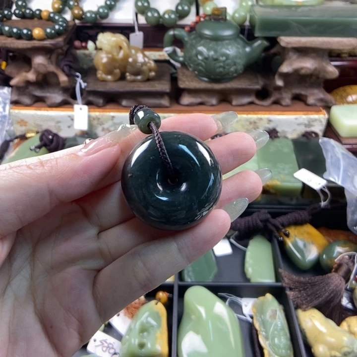 颈饰未镶嵌透闪石质玉