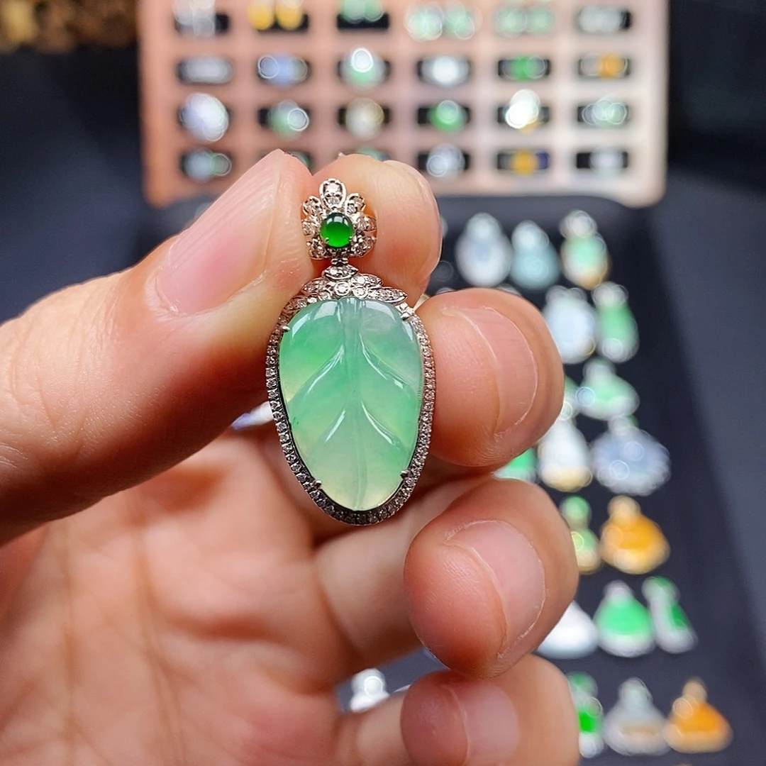 翡翠18K金镶嵌颈饰叶子