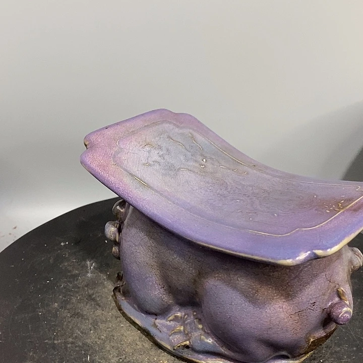 钧窑瓷枕造型精美