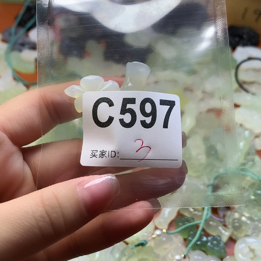 蛇纹石玉颈饰合金崔*?