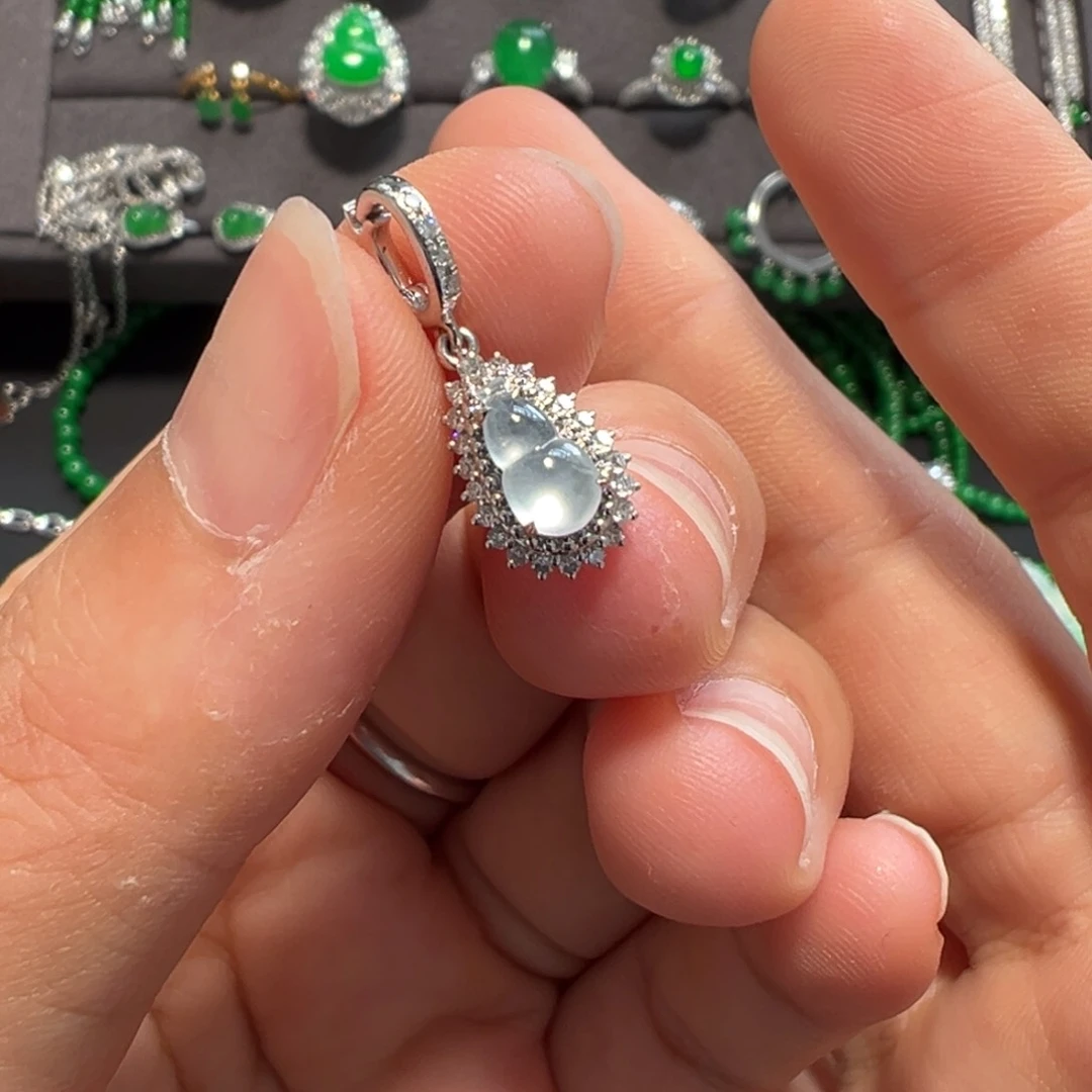 翡翠18K金镶嵌颈饰葫芦