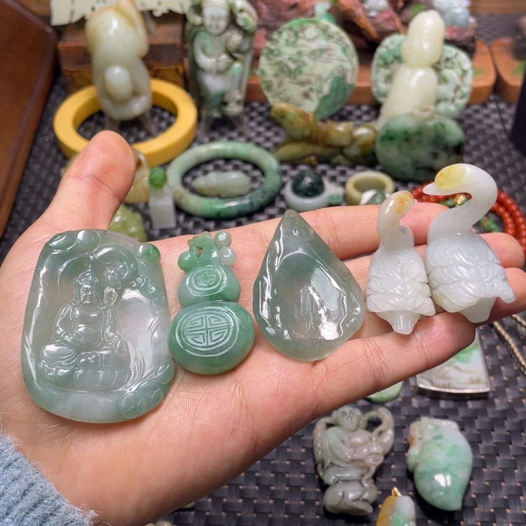 蓁***锘翡翠未镶嵌颈饰翡翠颈饰未镶嵌