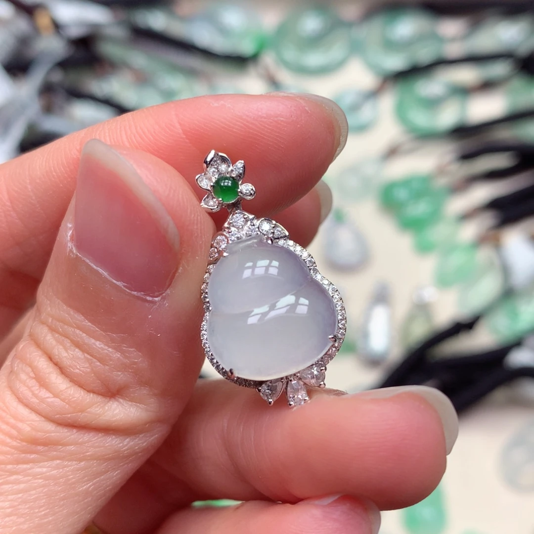 翡翠18K金镶嵌颈饰平安扣