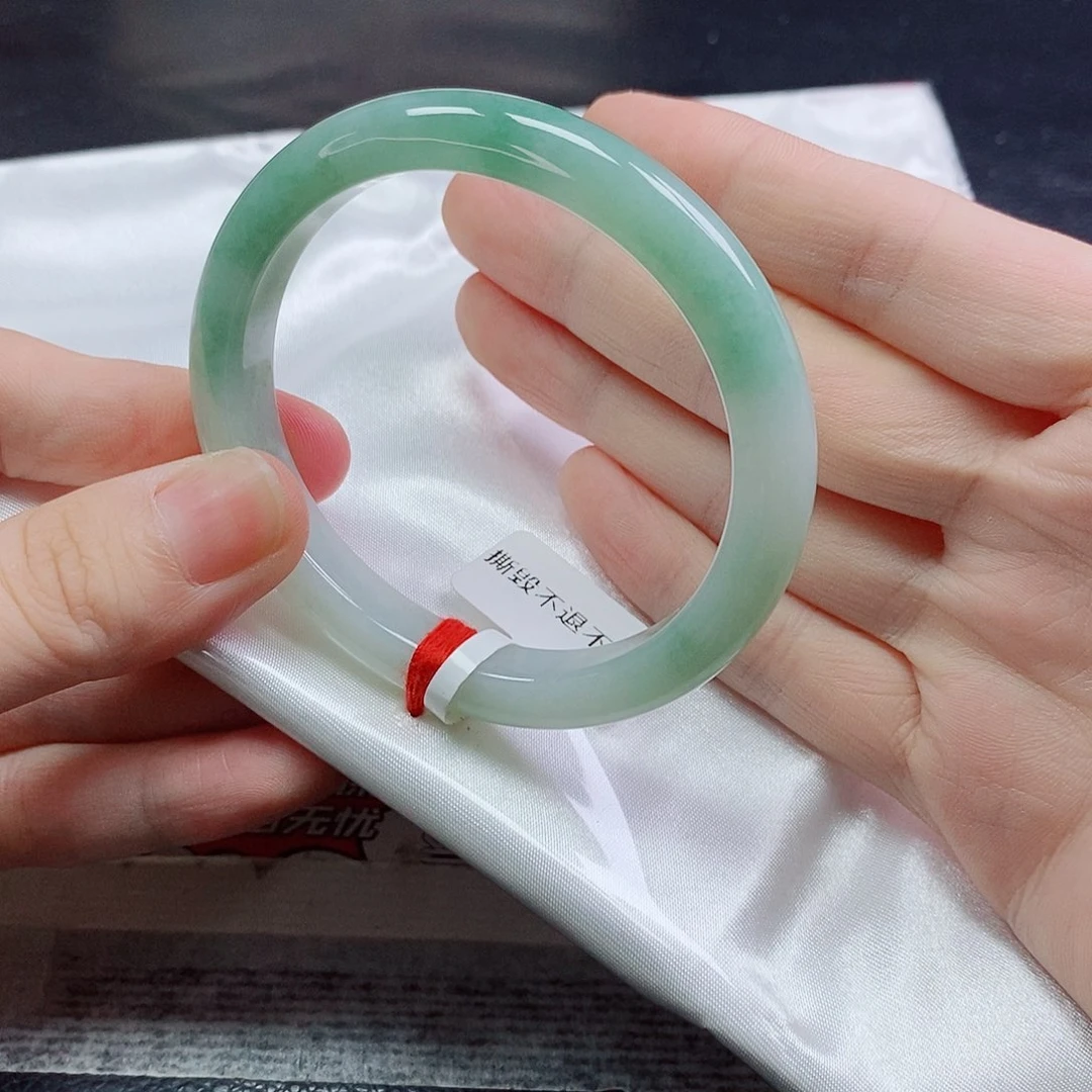 翡翠手镯未镶嵌54窄条贵妃甜绿 皮纹微抠瑕疵漏