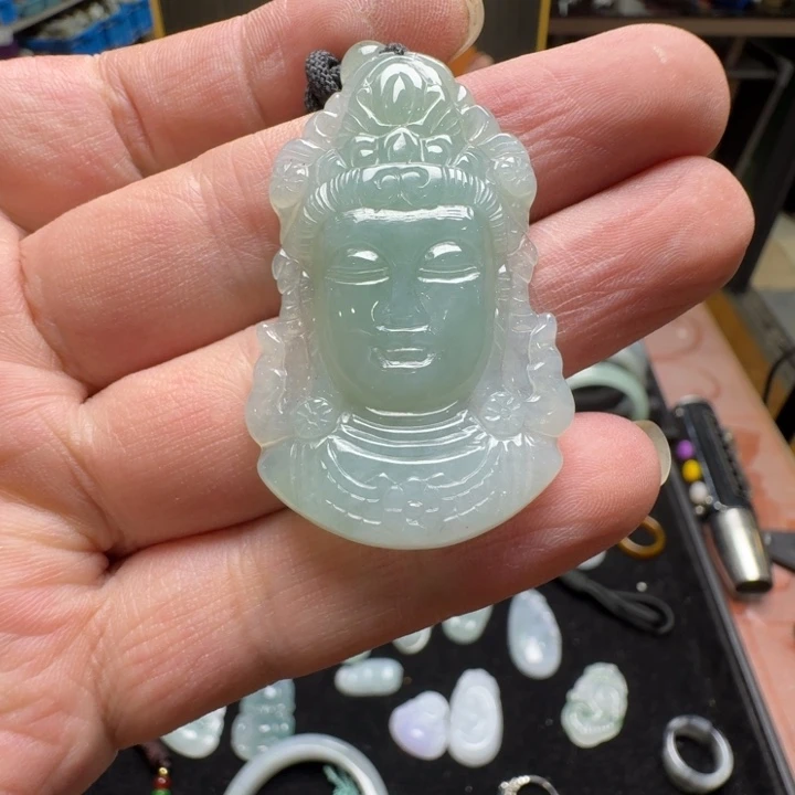 翡翠未镶嵌颈饰观音