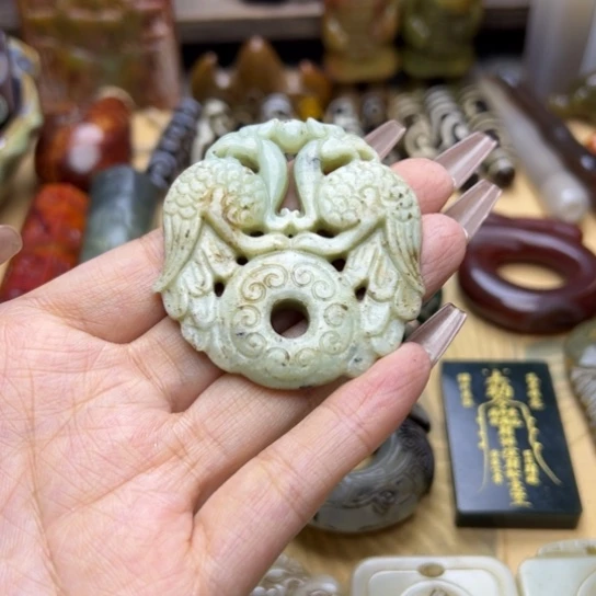 蛇纹石玉未镶嵌颈饰