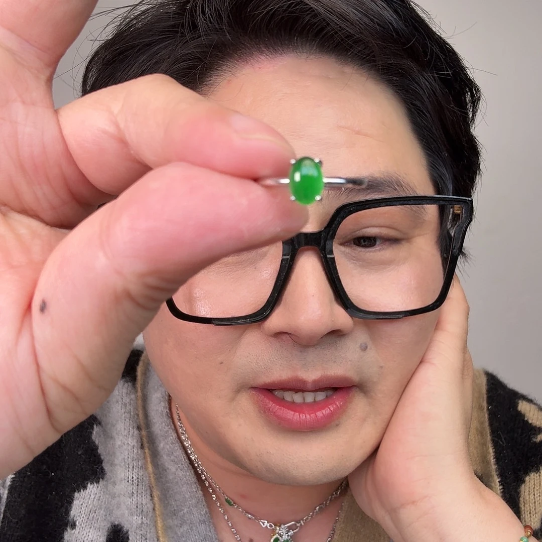 翡翠未镶嵌颈饰一件